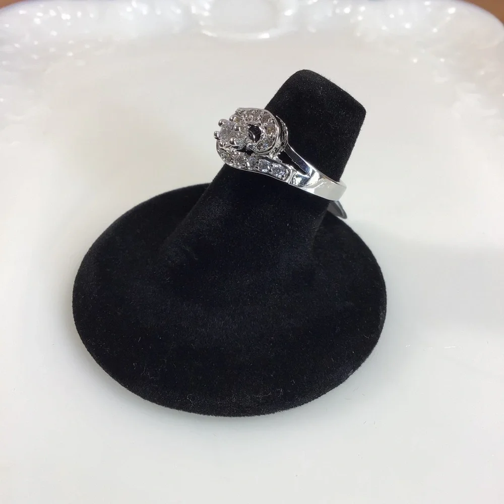 Gorgeous Cubic Zirconia Silver Wedding Engagement Fashion Ring - Size 9